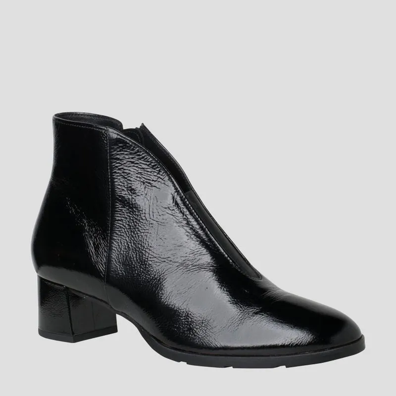 8-304811 - BLACK PATENT LEATHER