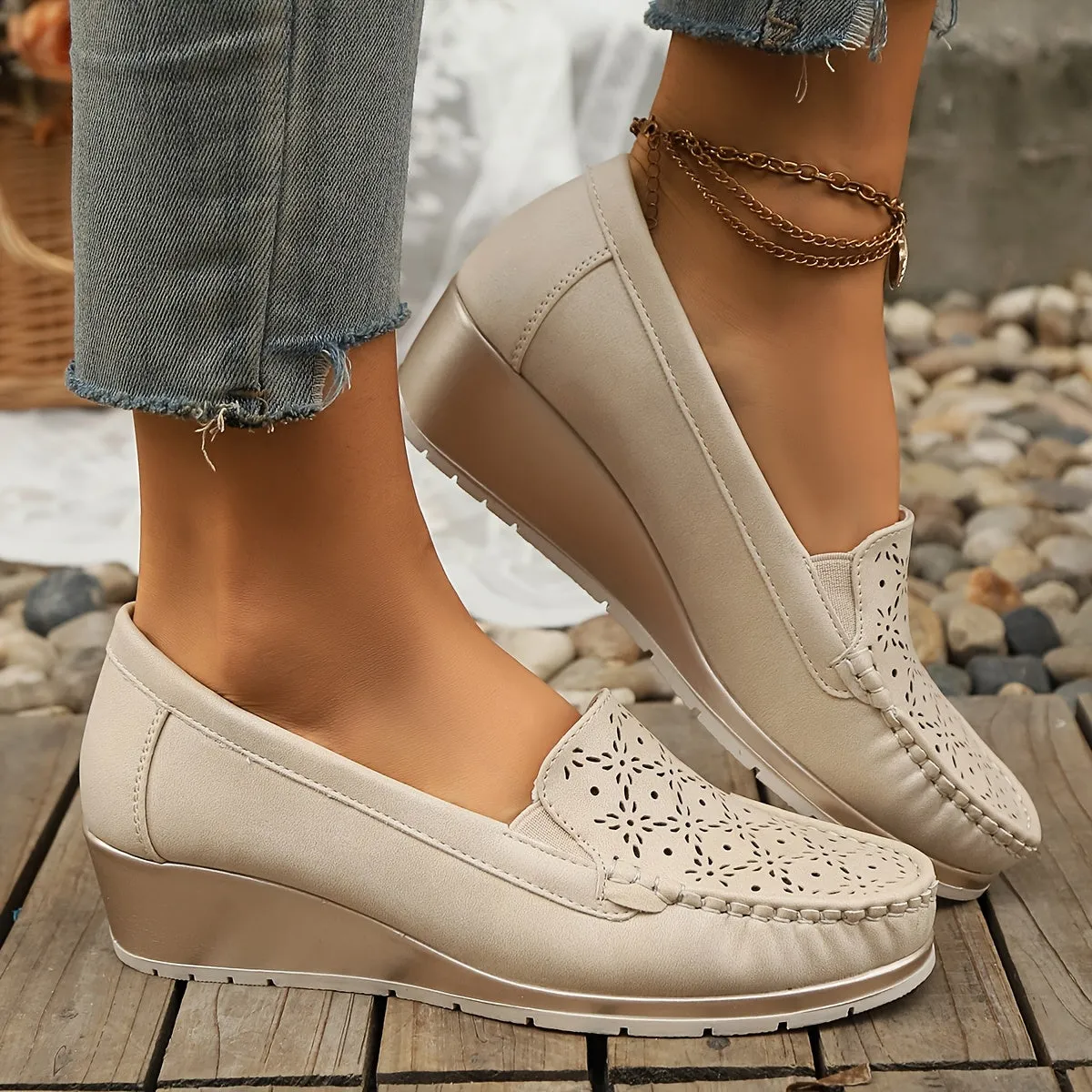 Beige slip-on loafers voor vrouwenademige wig mocassins