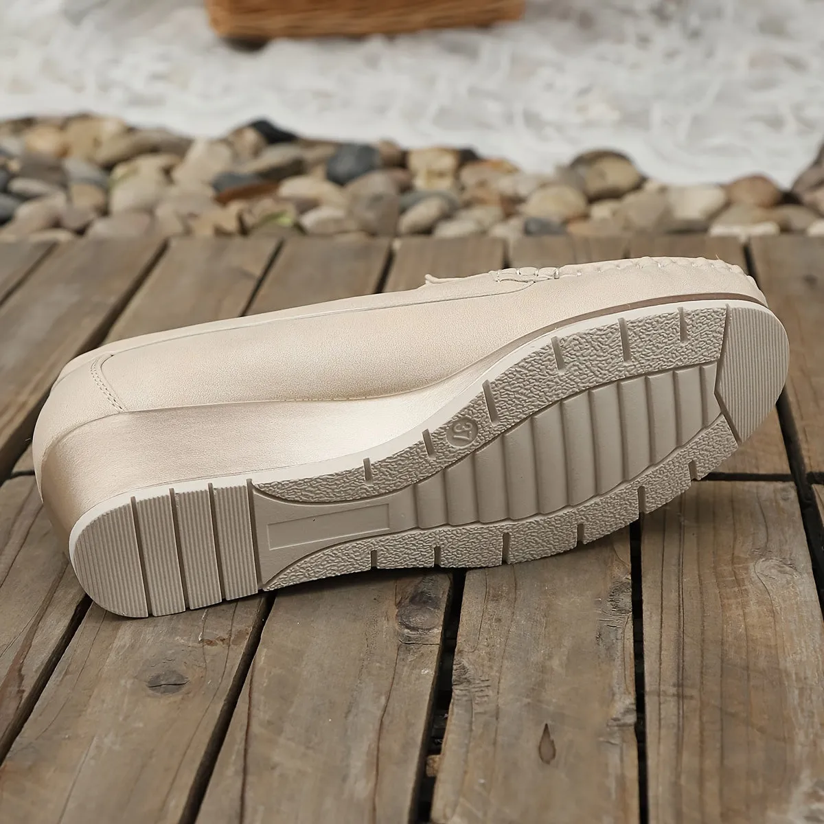 Beige slip-on loafers voor vrouwenademige wig mocassins