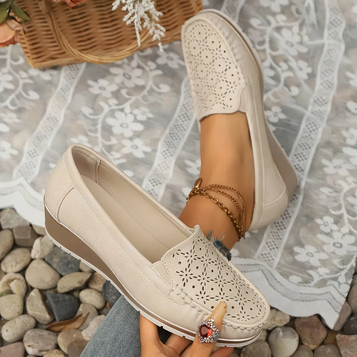 Beige slip-on loafers voor vrouwenademige wig mocassins