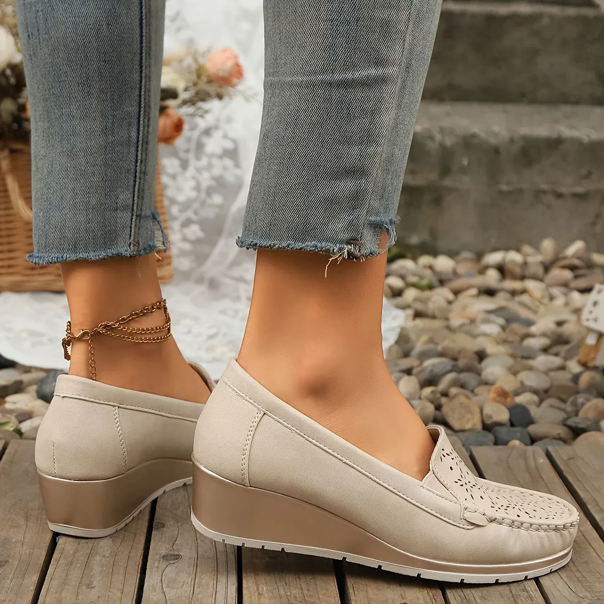 Beige slip-on loafers voor vrouwenademige wig mocassins