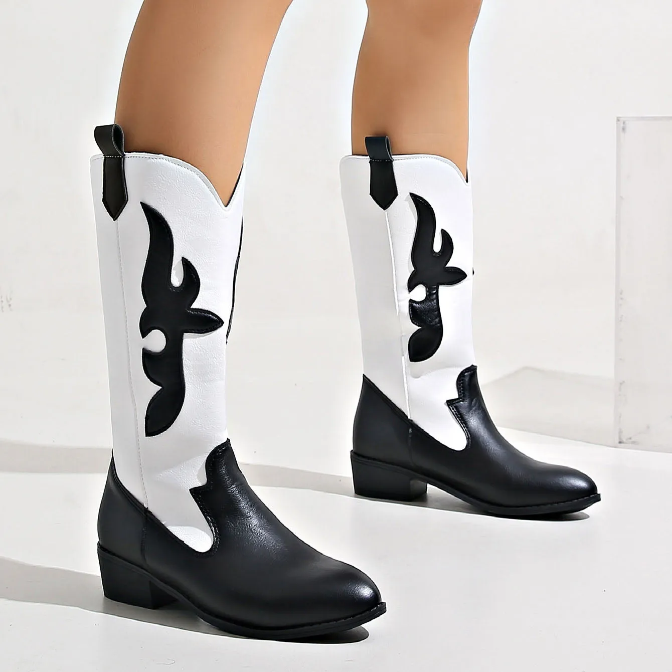 Creamtopmall Black and white spliced pointed toe knight boots