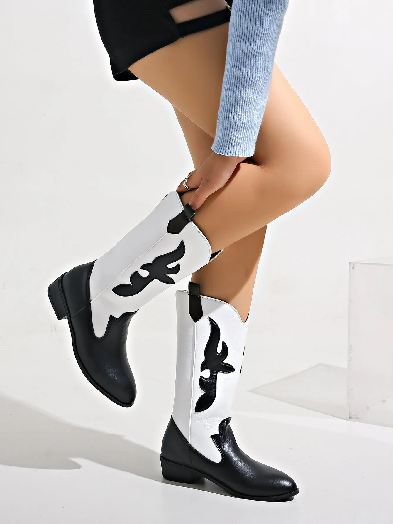 Creamtopmall Black and white spliced pointed toe knight boots