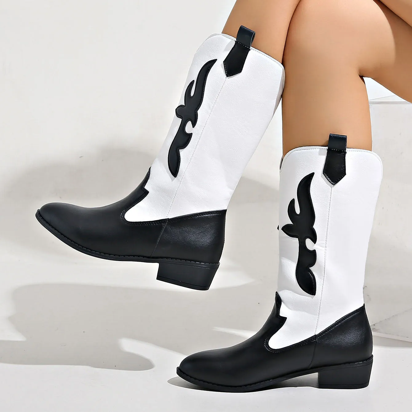 Creamtopmall Black and white spliced pointed toe knight boots