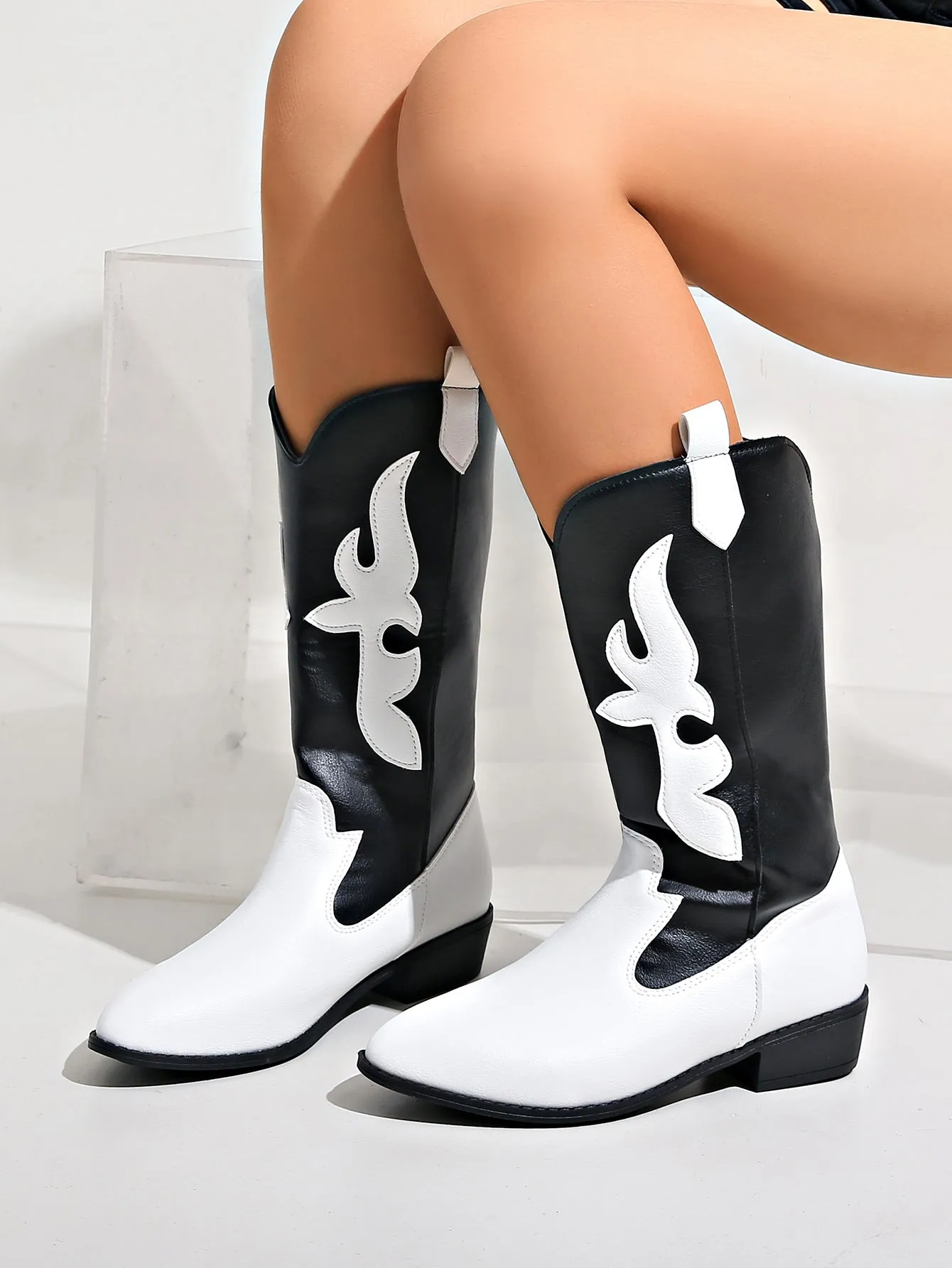 Creamtopmall Black and white spliced pointed toe knight boots