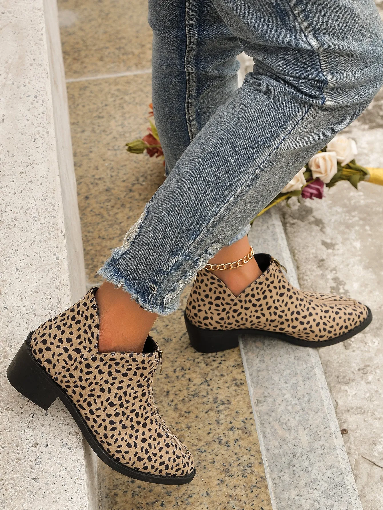 Creamtopmall Fine point leopard mid-seam zip-up Chelsea shoes