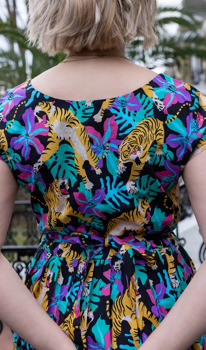 SIZE 8* Black Tiger Lily Stretch Belted Tea Dress with Pockets