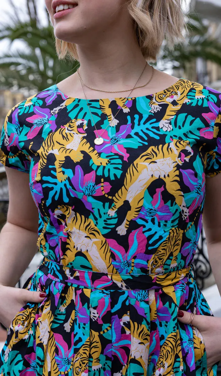 SIZE 8* Black Tiger Lily Stretch Belted Tea Dress with Pockets