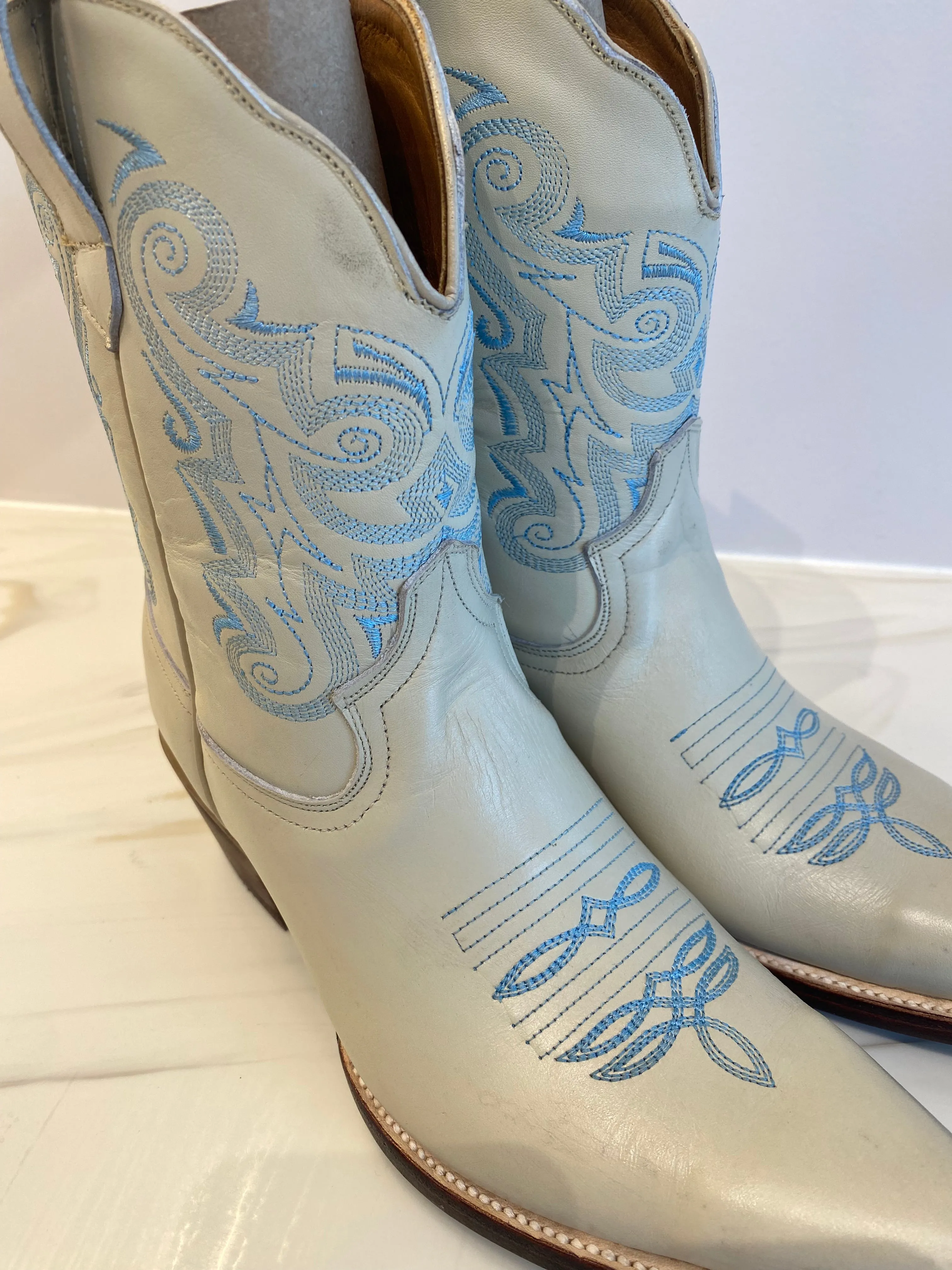 The Jax Boot -White/Light Blue
