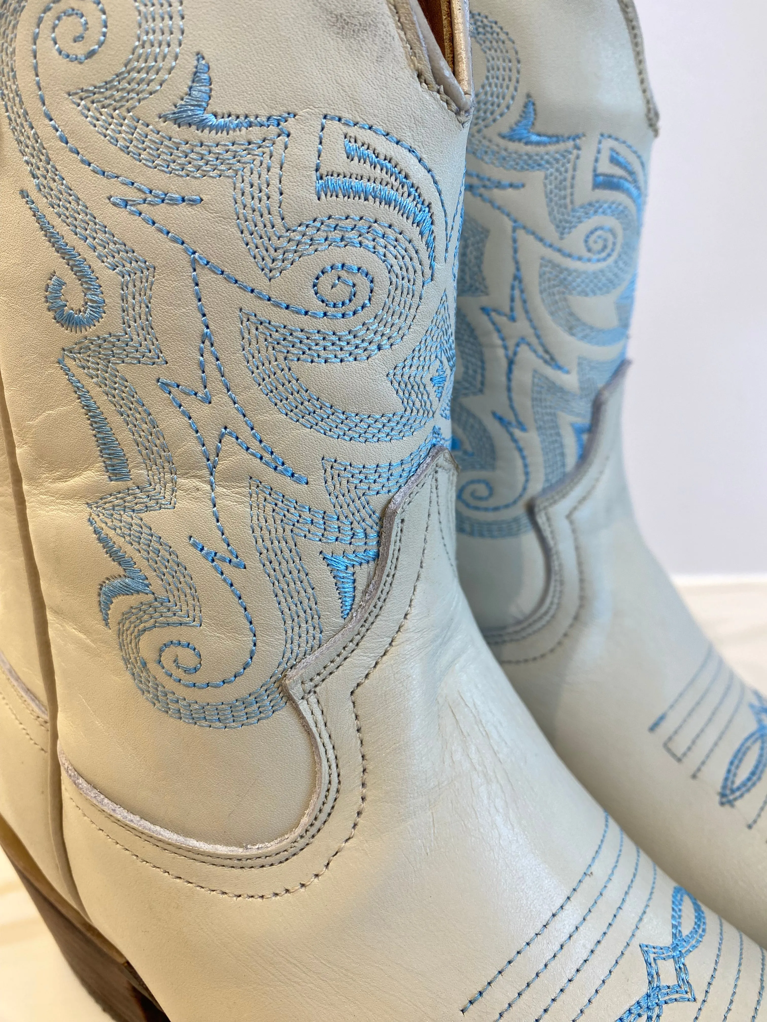 The Jax Boot -White/Light Blue