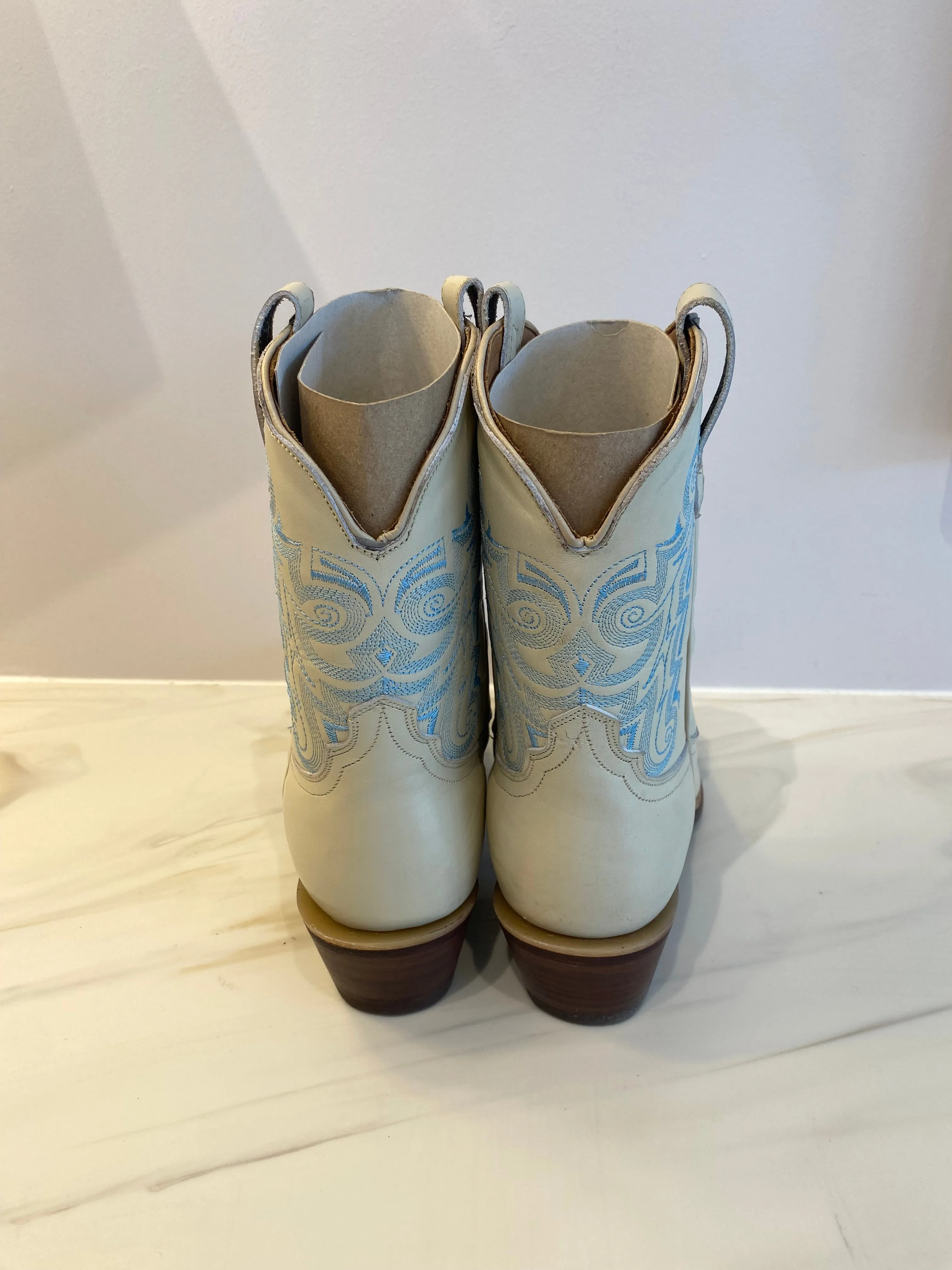 The Jax Boot -White/Light Blue