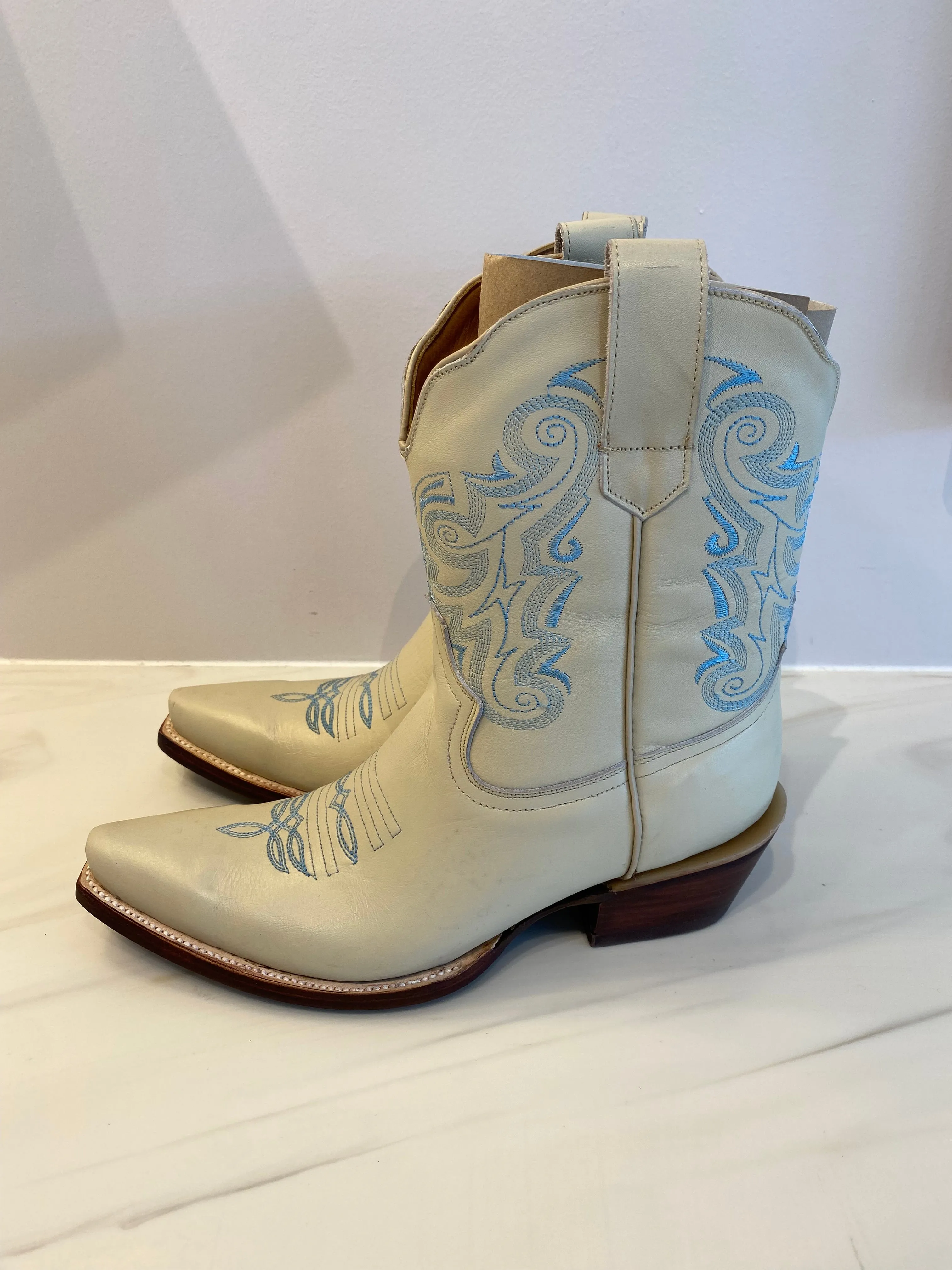 The Jax Boot -White/Light Blue