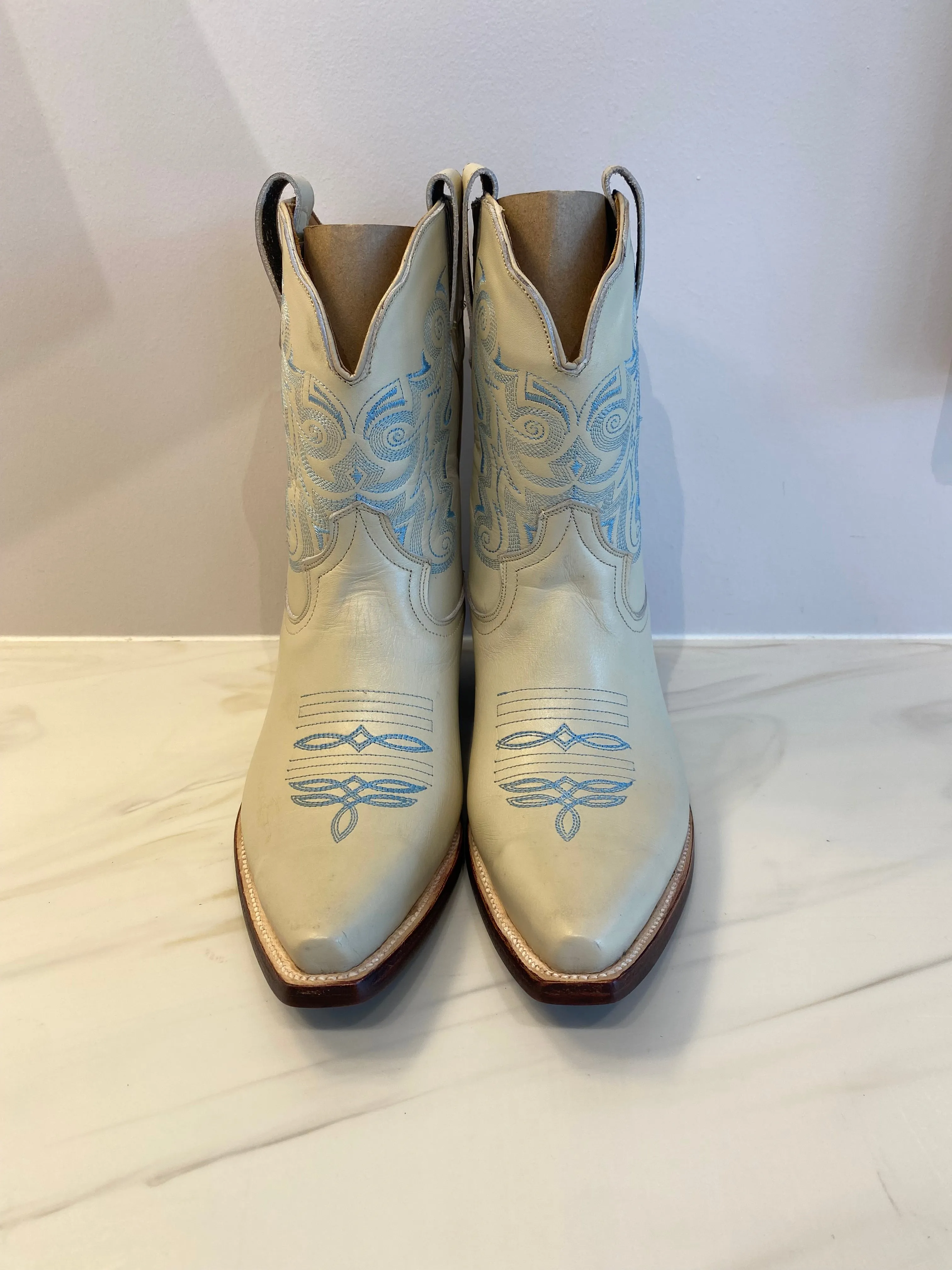The Jax Boot -White/Light Blue