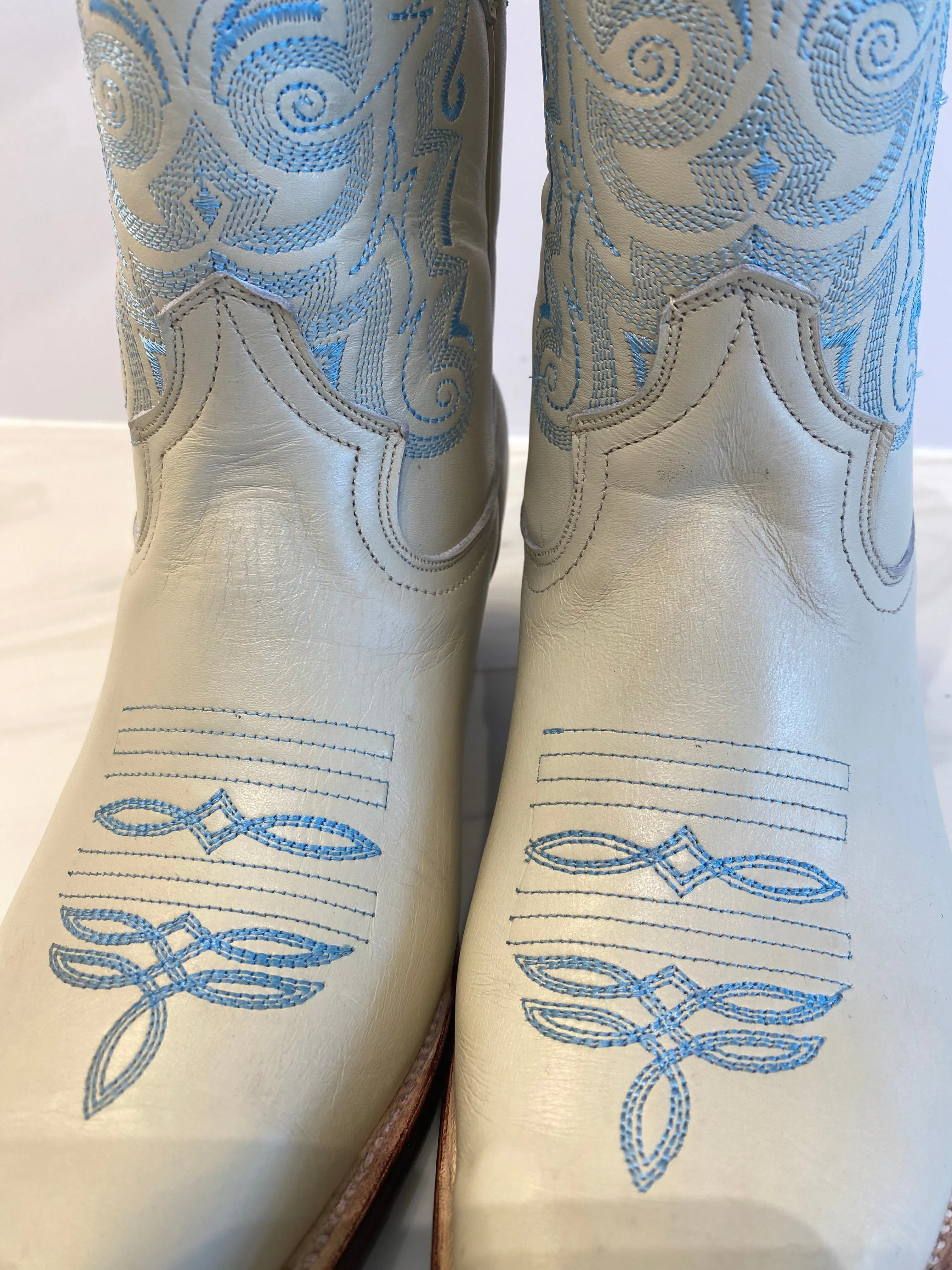 The Jax Boot -White/Light Blue