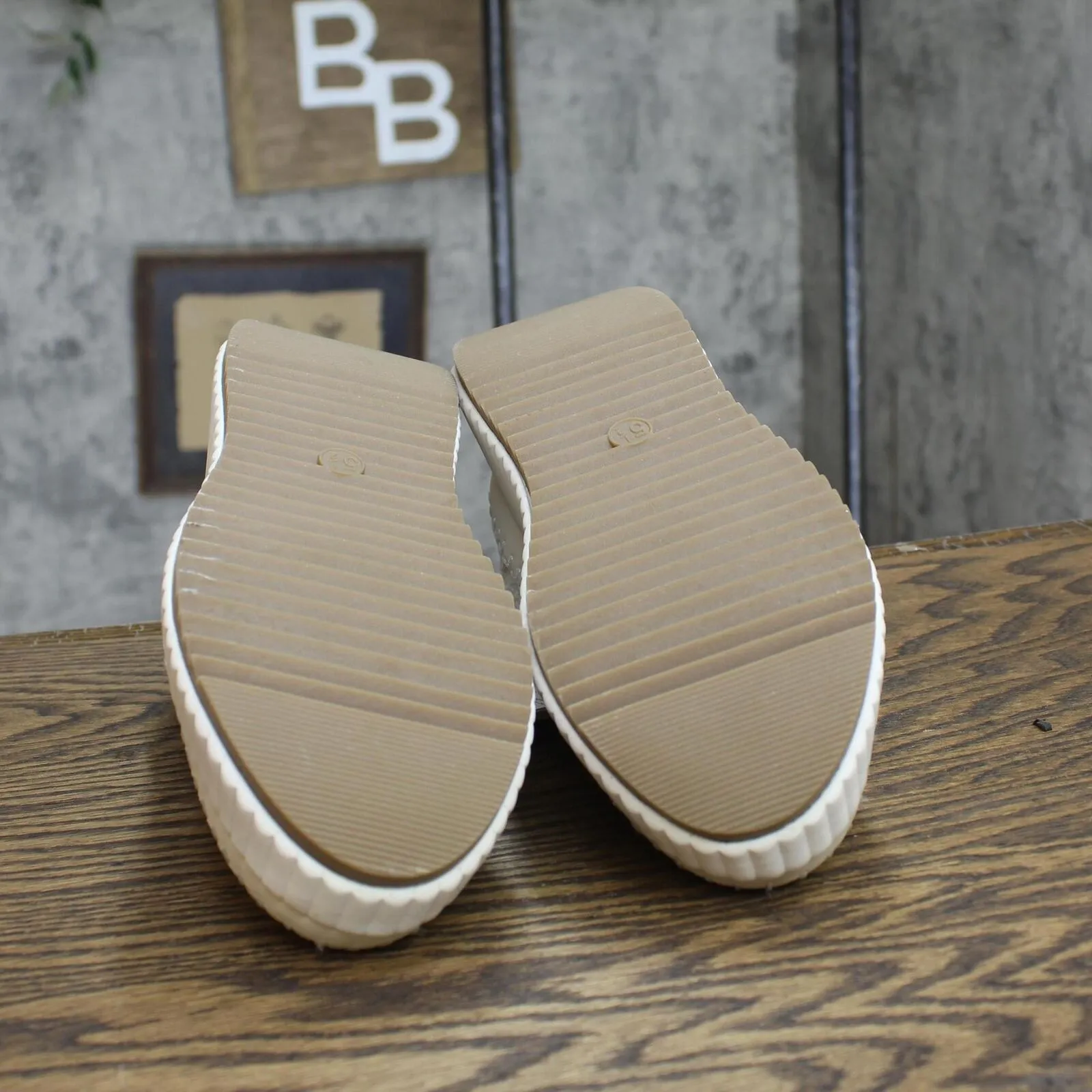 Universal Thread Persephone Sneakers Memory Foam Insole Light Beige Brown 5.5M
