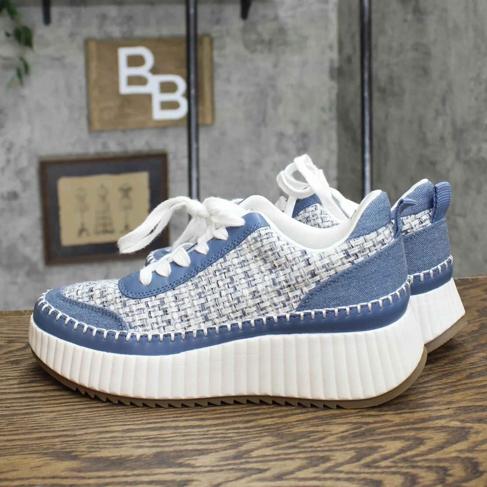 Universal Thread Women's Persephone Sneakers with Memory Foam Insole Blue 9M