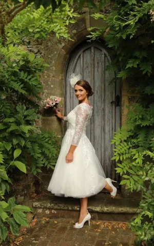 V-neck Lace Long Sleeve Tea-length Tulle Wedding Dress With Appliques-712320
